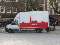 848194 Afbeelding van een bestelbus van de firma Altena Express uit Vianen, geparkeerd op de Neude te Utrecht. Met op ...